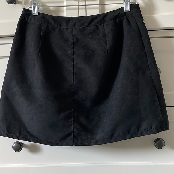 H&M Divided Women’s Black Faux Suede Mini Skirt with Gold Zipper - Size 8 - Picture 2 of 6